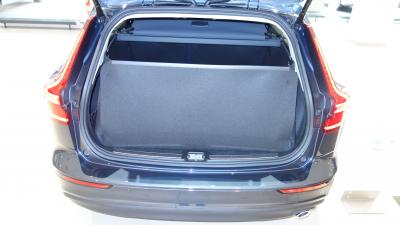 Hochgeklappter Stoßstangenschutz Volvo V60, schützt die Heckklappe zuverlässig von innen.